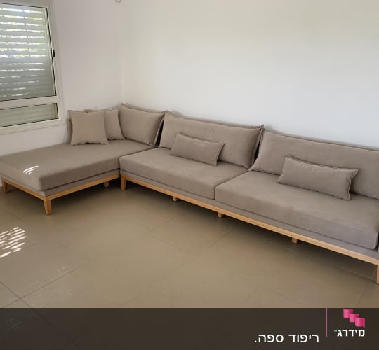 ספה פינתית עם ריפוד אפור בהיר בחדר מגורים